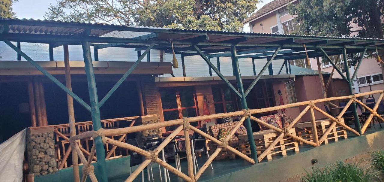 Kizumba House Hostel อารูชา ภายนอก รูปภาพ